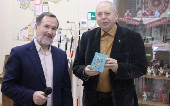 Борис Проталин – автор сборника «Пыль в сапоге» дарит свою книгу директору НОСБ Юрию Лесневскому.