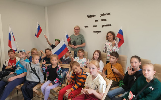 Познавательная программа «Я живу в России» к Дню флага. КЦСОН Октябрьского района.