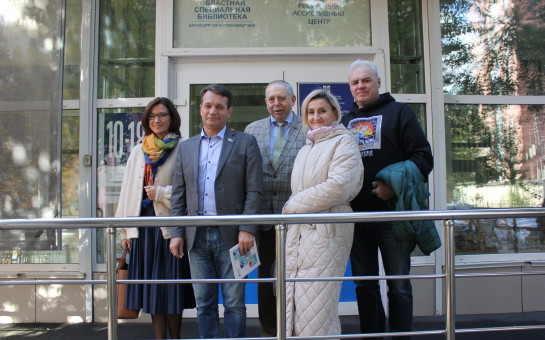 Общее фото гостей с Ю.Ю.Лесневским на крыльце библиотеки.