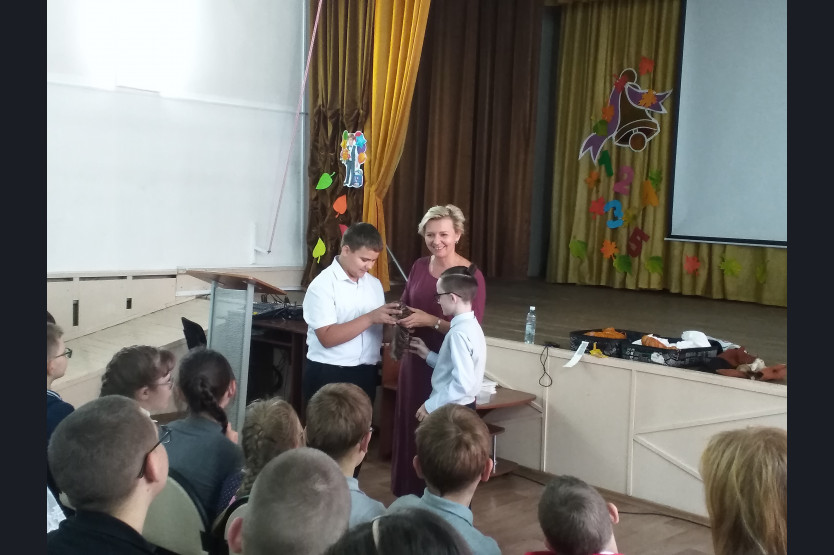 Ирина Осинцова демонстрирует перчаточную куклу двум учащимся