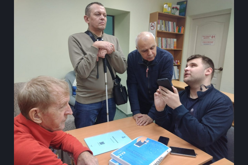 Читатели библиотеки и сотрудник ГБУК НОСБ Сакмаров А.П.