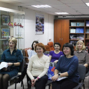 Учителя-дефектологи г. Новосибирска в отделе социокультурных и просветительских программ перед началом семинара.