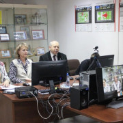 Кабинет ОСИПП. Выступление директора ГБУК НОСБ Ю.Ю. Лесневского с докладом. Слева от него сидят  Г.Э. Жукова (модератор, учитель-дефектолог МБДОУ д/с № 312 «Жемчужинка») и М.И. Копысова (заместитель директора ГБУК НОСБ)