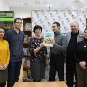 Директор НОСБ Ю.Ю. Лесневский и сотрудники отдела реформатирования и специальной полиграфии передают книгу директору МКУ Новосибирского района «ЦБС» Ольге Павловне Сафроновой