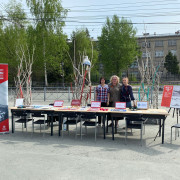 отрудники ГБУК НОСБ у выставки